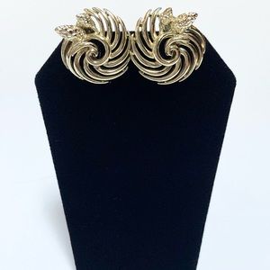 1950s Lisner Acorn Scroll Screw On Earrings